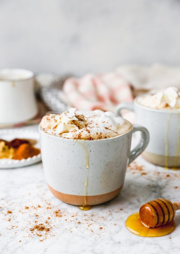 Caffe latte s okusima jeseni - chai i med