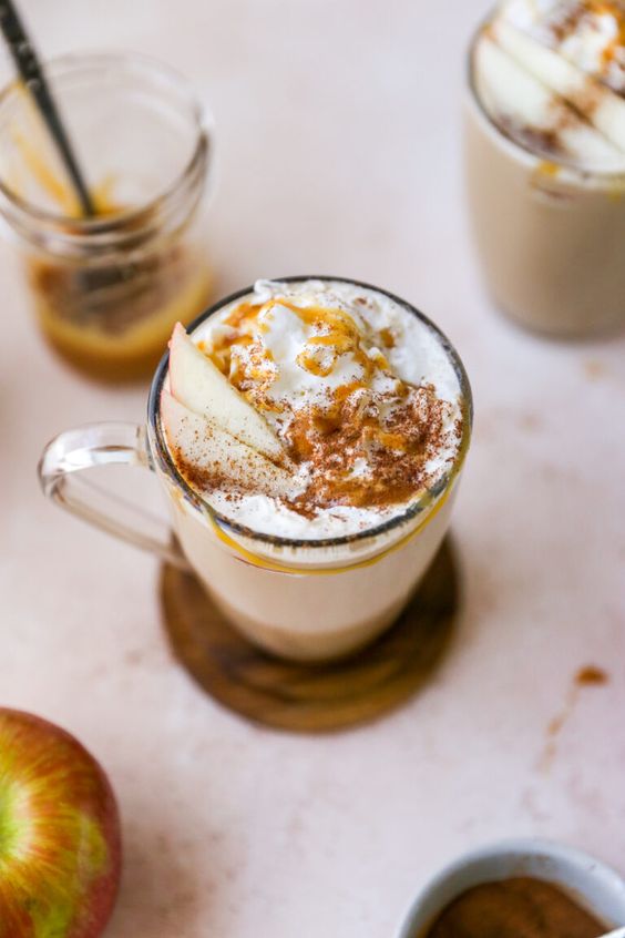Caffe latte s okusima jeseni - jabuka i karamela